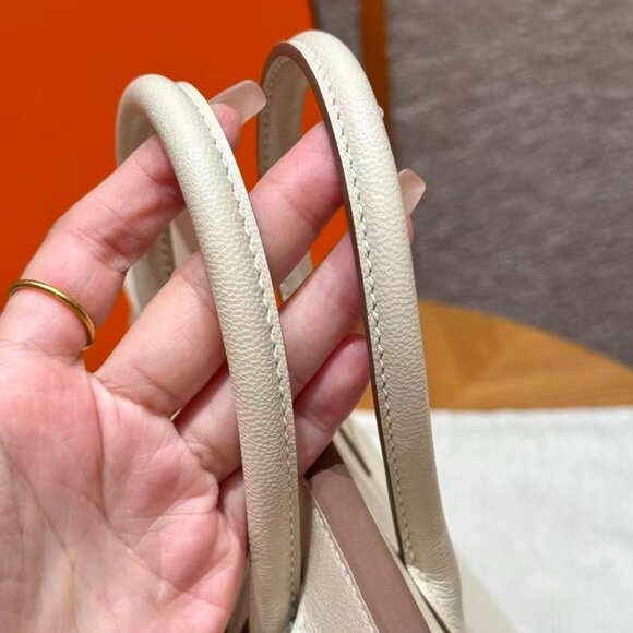 Classic Hermes Bag: A Stylish and Versatile Choice for Elegance - Picture 5 of 6